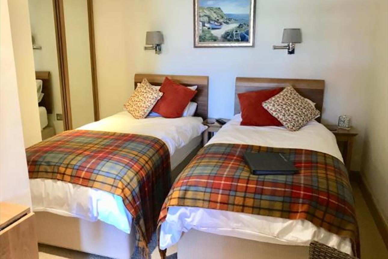 Lands End Hostel And B B Bed Breakfast In Trevescan Cornwall